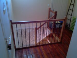 Dachary Escalier Gironde Balustres Metalliques Avec Viroles Acier Et Boules Fontes Sur Tete De Poteau Et Marche De Depart Arrondi