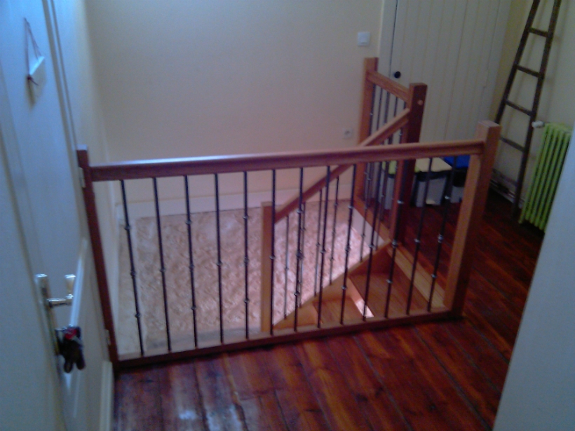 Dachary Escalier Gironde Balustres Metalliques Avec Viroles Acier Et Boules Fontes Sur Tete De Poteau Et Marche De Depart Arrondi