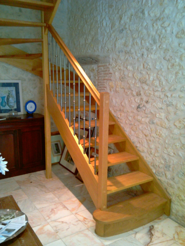 Dachary Escalier Gironde Boules Fontes Sur Tete De Poteau